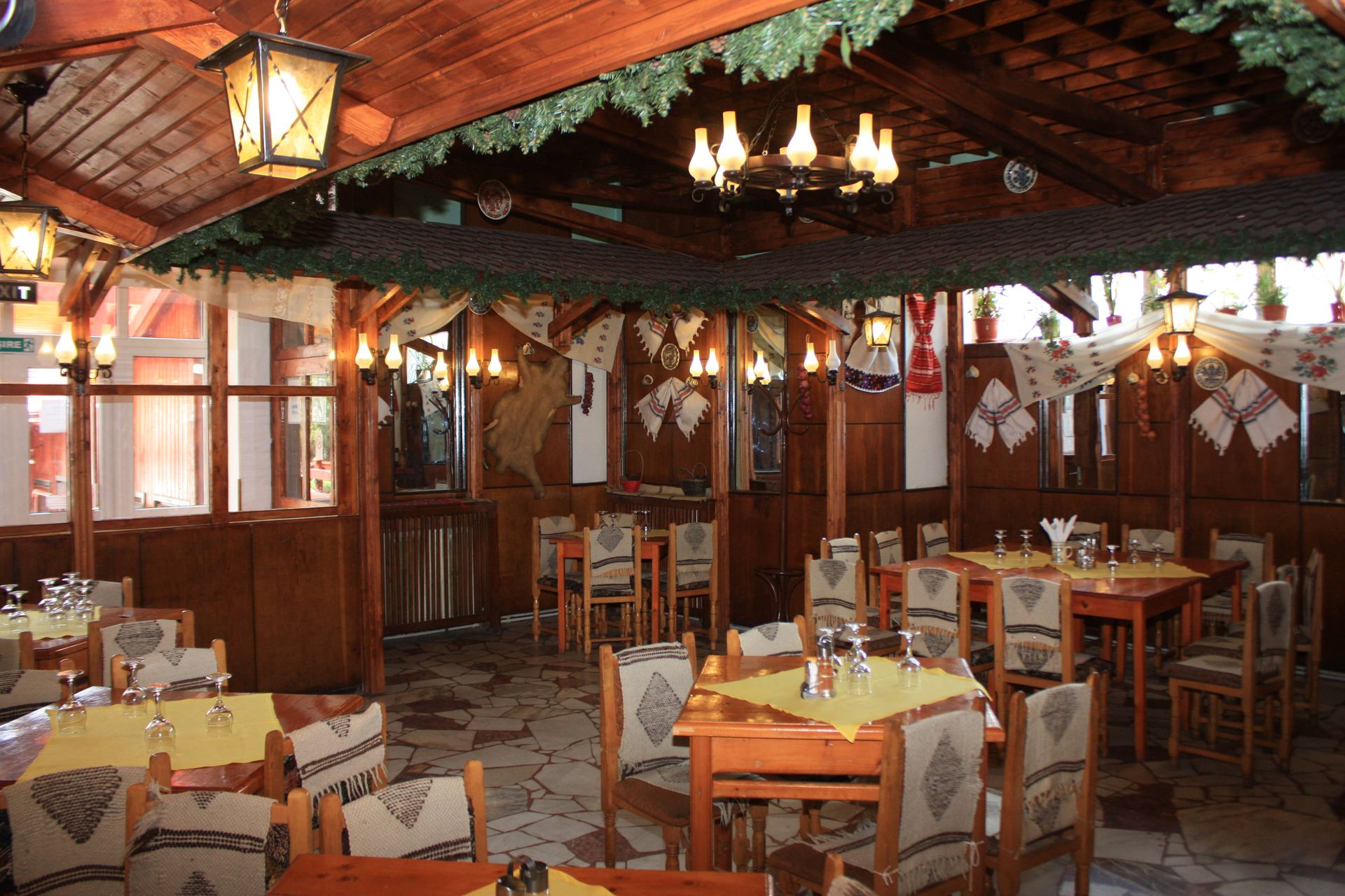 Sala de mese a restaurantului hotelului